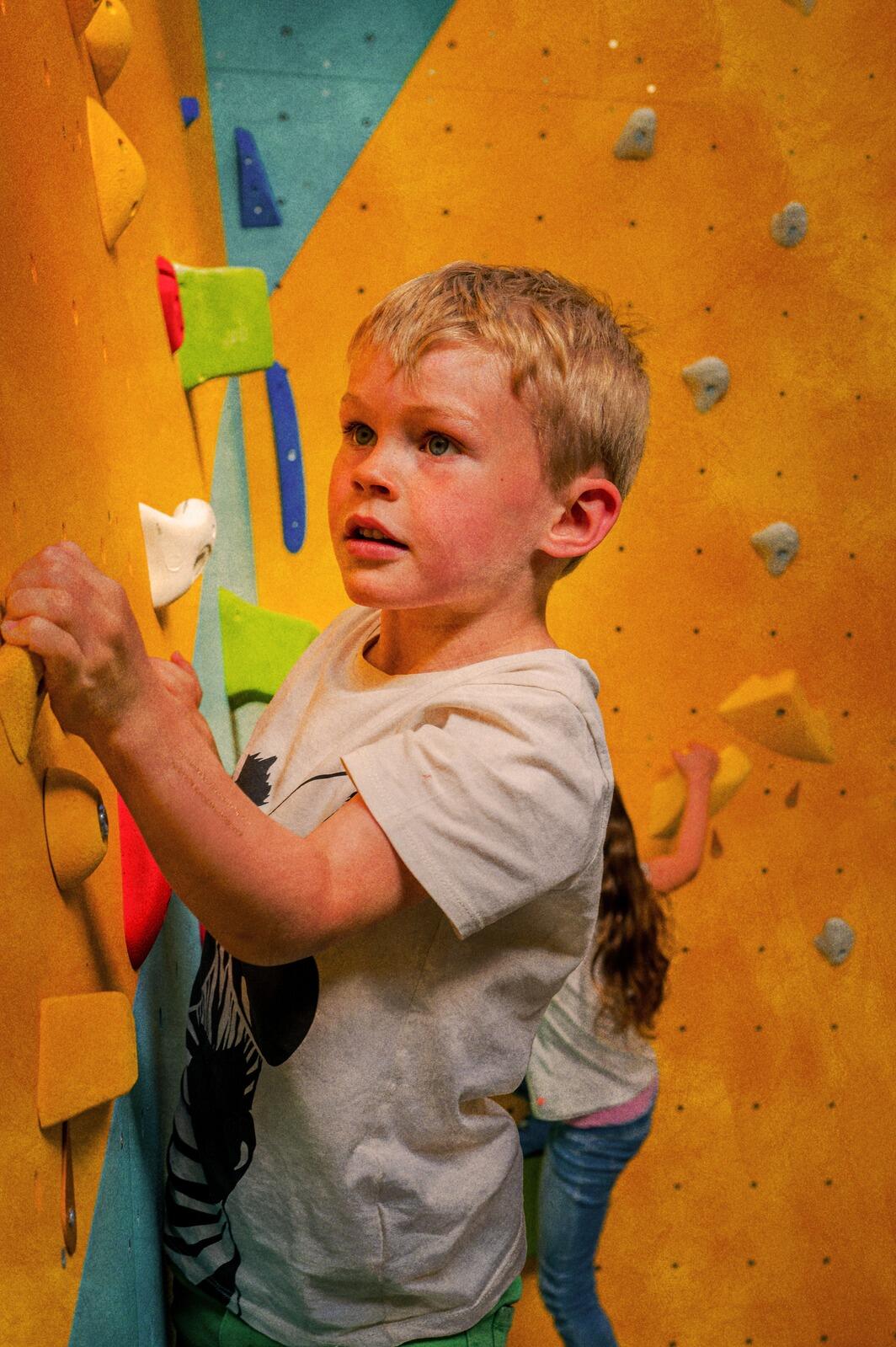 Enfants qui grimpent sur plusieurs blocs pendant un anniversaire